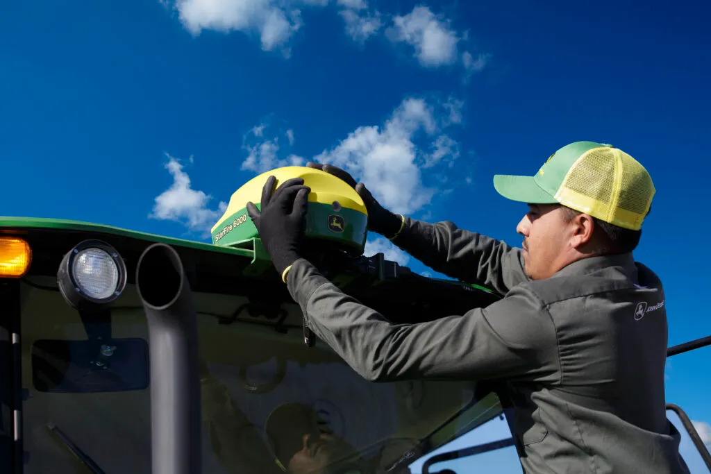 Navigating the Future of Agriculture with John Deere StarFire 7000 GPS